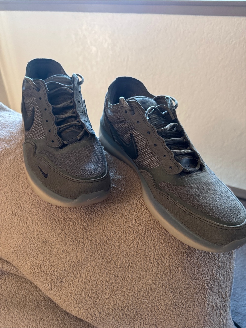Nike Men's Olive Green Athletic low top
